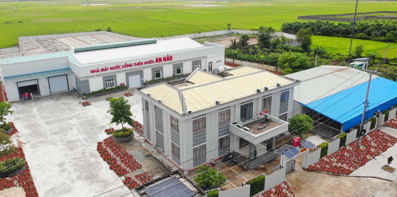 Nhà máy nước uống thiên nhiên An Hảo với dây chuyền hiện đại và quy mô lớn nhất ĐBSCL (Ảnh: Quốc Vinh)
