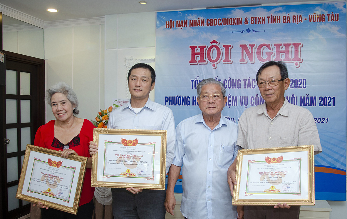 Ông Nguyễn Văn Nhân, Chủ tịch Hội NNCĐDC/Dioxin và BTXH tỉnh trao Bằng khen tri ân “Tấm lòng vàng” của Trung ương Hội NNCĐDC/Dioxin Việt Nam cho các đơn vị, DN vì đã có công chăm sóc, giúp đỡ NNCDDC.