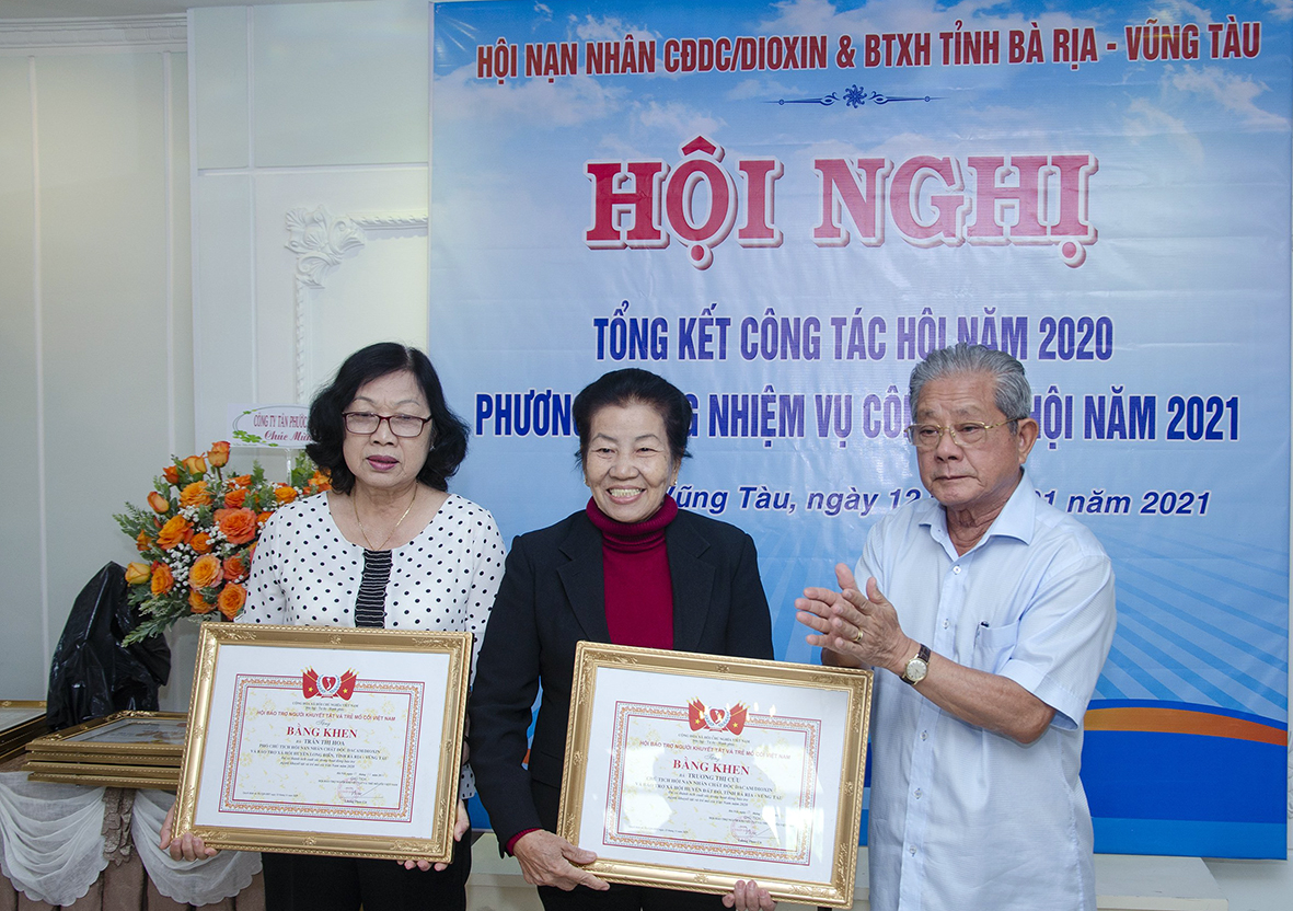 Ông Nguyễn Văn Nhân, Chủ tịch Hội NNCĐDC/Dioxin và BTXH tỉnh trao Bằng khen của Trung ương Hội Bảo trợ Người khuyết tật và trẻ mồ côi Việt Nam cho các tập thể, cá nhân vì đã có thành tích xuất sắc trong hoạt động bảo trợ người khuyết tật và trẻ mồ côi năm 2020.