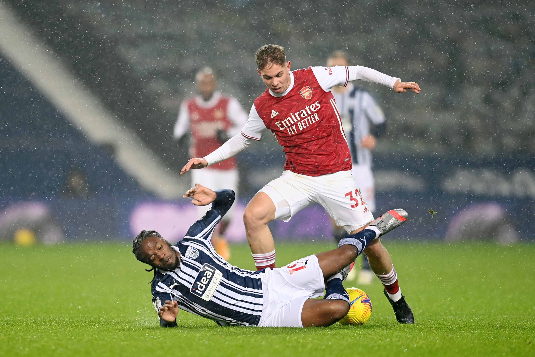 Emile Smith Rowe (số 32) góp công lớn đưa Arsenal vào vòng 4 FA Cup 2020/2021.