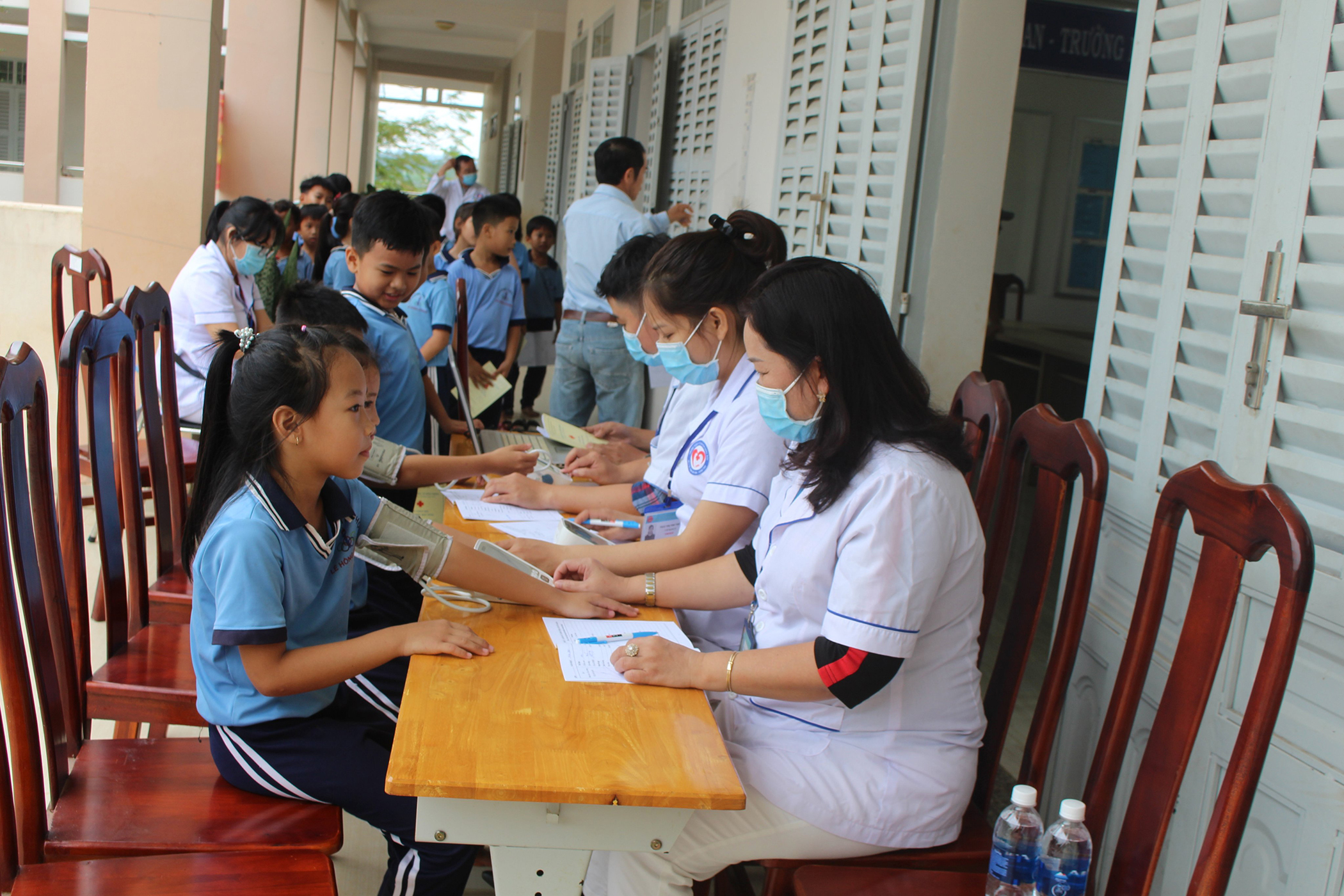 Công tác chăm sóc sức khỏe cho HS trong nhà trường không chỉ quan tâm mặt thể chất mà còn cần chú trọng mặt tâm lý, tinh thần cho các em. Trong ảnh: Nhân viên Trung tâm Y tế huyện Châu Đức tư vấn sức khỏe cho HS tại Trường TH Lê Hồng Phong (huyện Châu Đức). Ảnh: HOÀNG HƯỜNG