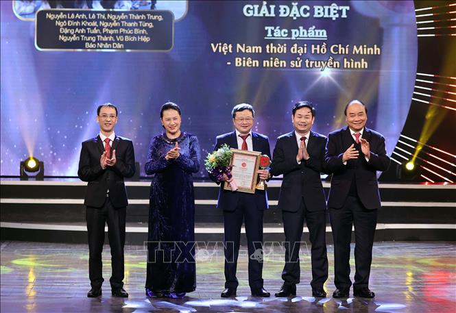 Thủ tướng Chính phủ Nguyễn Xuân Phúc và Chủ tịch Quốc hội Nguyễn Thị Kim Ngân trao giải Đặc biệt cho Truyền hình Nhân dân với tác phẩm “Việt Nam thời đại Hồ Chí Minh - Biên niên sử truyền hình”. Ảnh: TTXVN