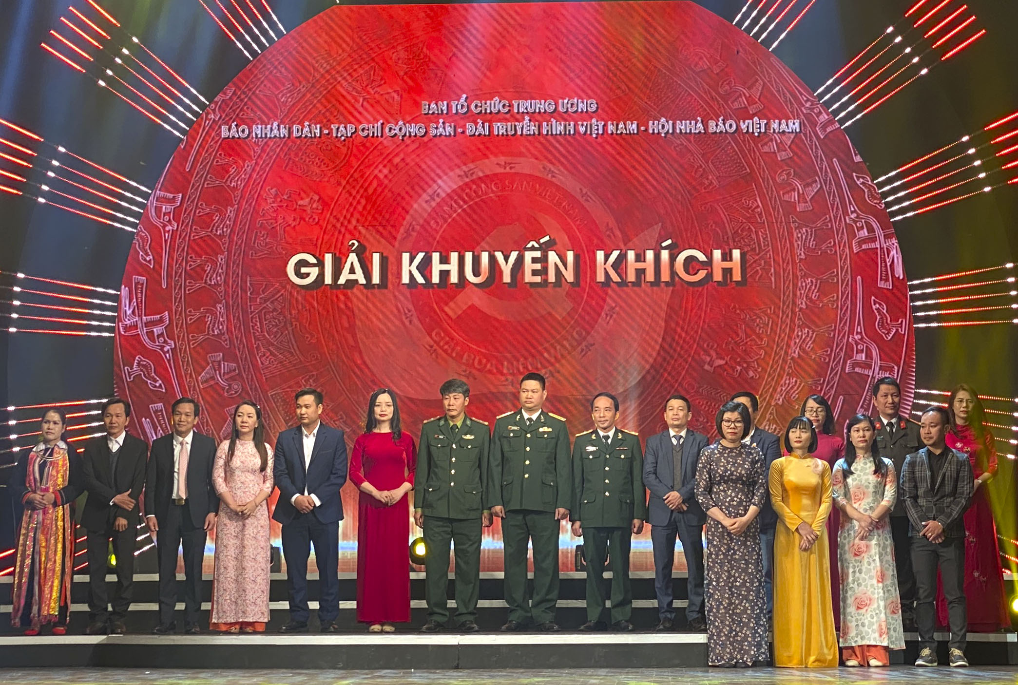 Tác giả Đoàn Minh Nhân (hàng đầu, bìa phải) của Báo BR-VT đoạt giải Khuyến khích với tác phẩm “Gieo “hạt giống đỏ” ở doanh nghiệp ngoài Nhà nước”. Ảnh: Gia An