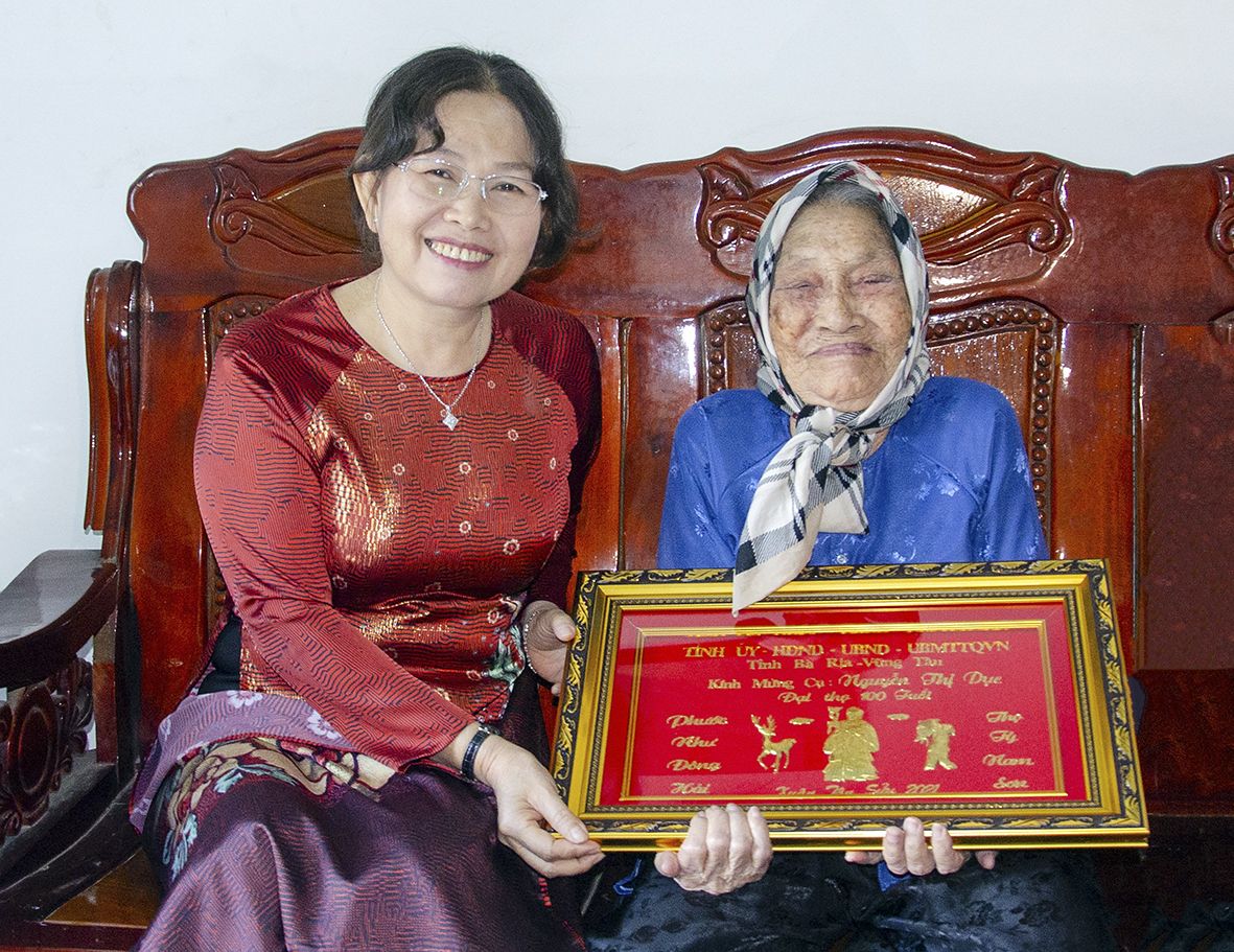 Bà Nguyễn Thị Yến, Phó Bí thư Thường trực Tỉnh ủy, Trưởng Đoàn ĐBQH tỉnh trao Khánh vàng chúc thọ cụ Nguyễn Thị Dục (ngụ tại ấp Hải Sơn, xã Phước Hưng, huyện Long Điền).