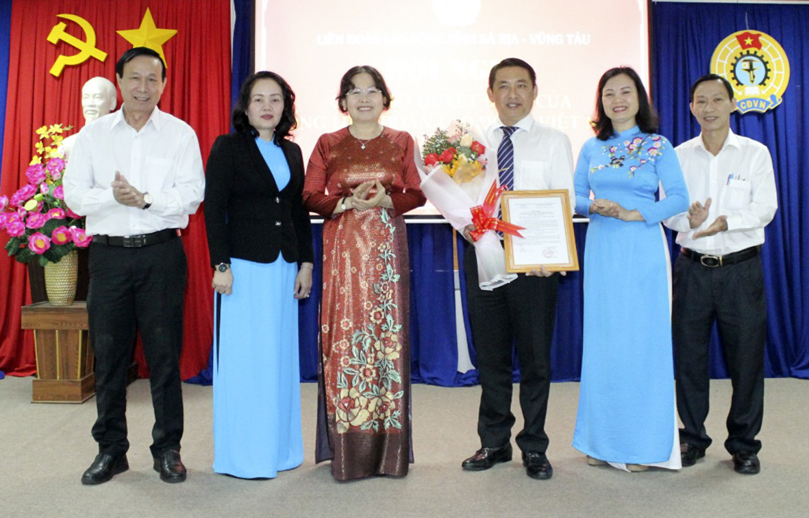 Các đại biểu chúc mừng ông Huỳnh Sơn Tuấn giữ chức Chủ tịch LĐLĐ tỉnh.