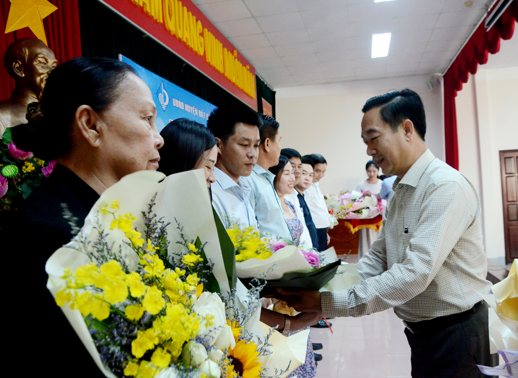 Ông Lê Văn Hòa, Bí thư Huyện ủy Đất Đỏ tặng hoa cảm ơn những đóng góp của DN, mạnh thường quân trong thời gian qua.