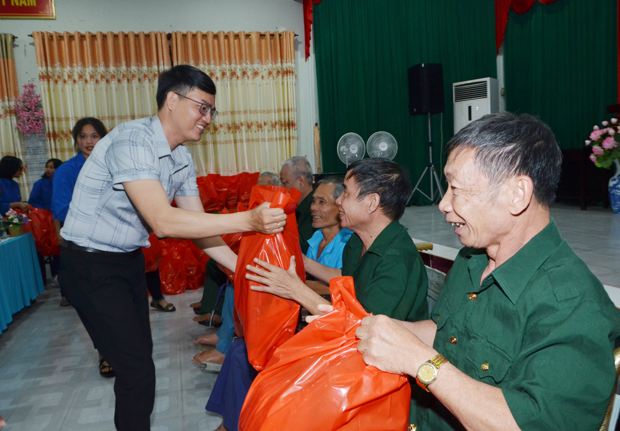 Anh Đỗ Minh Tân, Bí thư Huyện Đoàn Long Điền tặng quà các thương bệnh binh tại Trung tâm Điều dưỡng Thương binh và người có công Long Đất trong chương trình “Tết đoàn viên”.