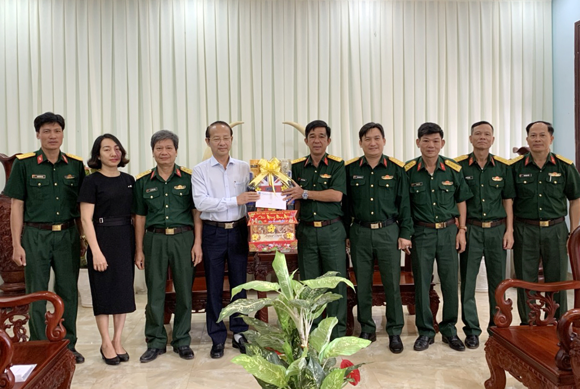 Ông Võ Văn Dũng, Ủy viên Ban Thường vụ Tỉnh ủy, Chủ nhiệm UBKT Tỉnh ủy thăm, chúc Tết, tặng quà Sư đoàn 302.