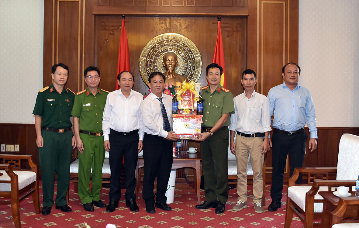 Ông Trần Tuấn Lĩnh, Ủy viên Ban Thường vụ Tỉnh ủy, Trưởng Ban Nội chính Tỉnh ủy thăm, chúc Tết, tặng quà Trường Sĩ quan Lục quân 2 (tỉnh Đồng Nai).