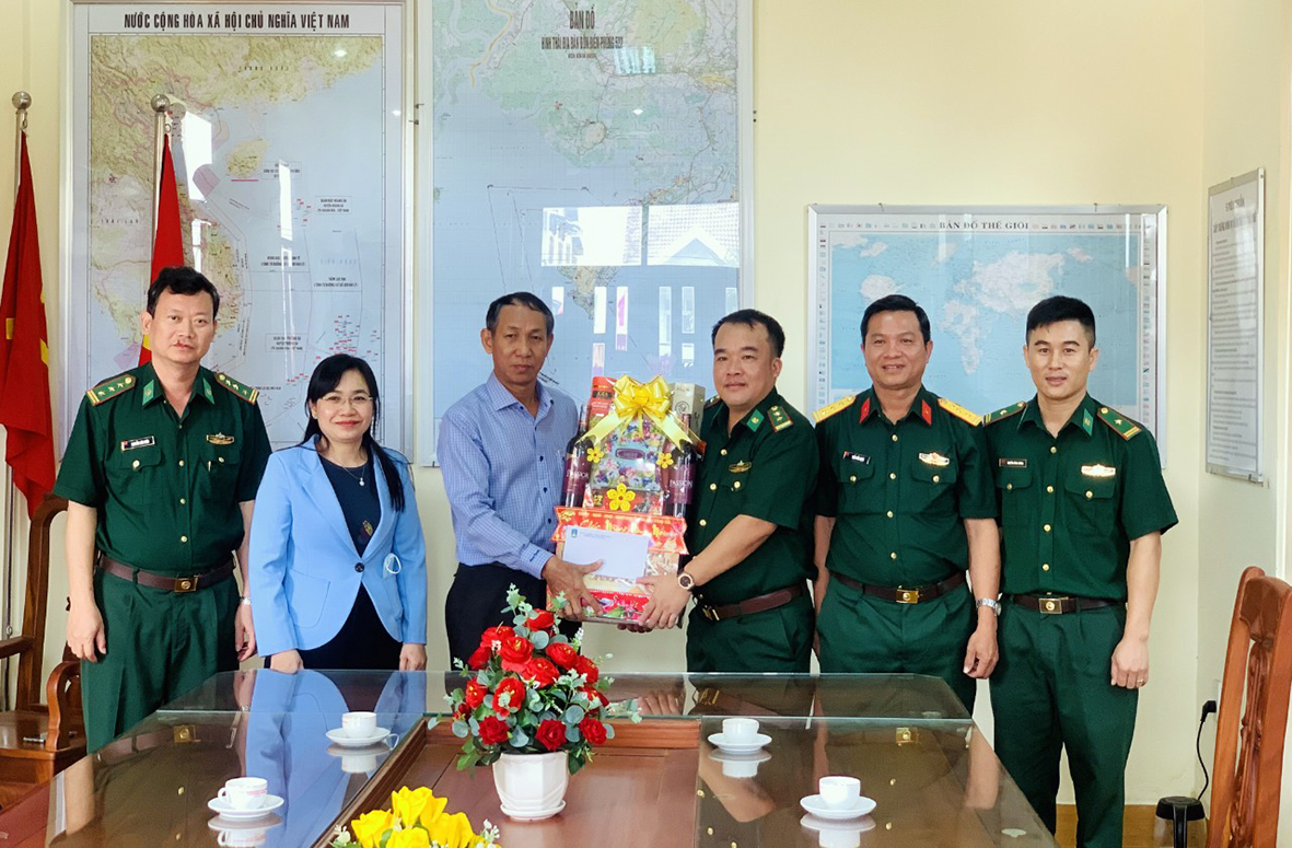 Ông Bùi Văn Thảo, Ủy viên Ban Thường vụ Tỉnh ủy, Giám đốc Công an tỉnh thăm, chúc Tết, tặng quà cán bộ, chiến sĩ các đơn vị tàu Hải quân trực chiến.