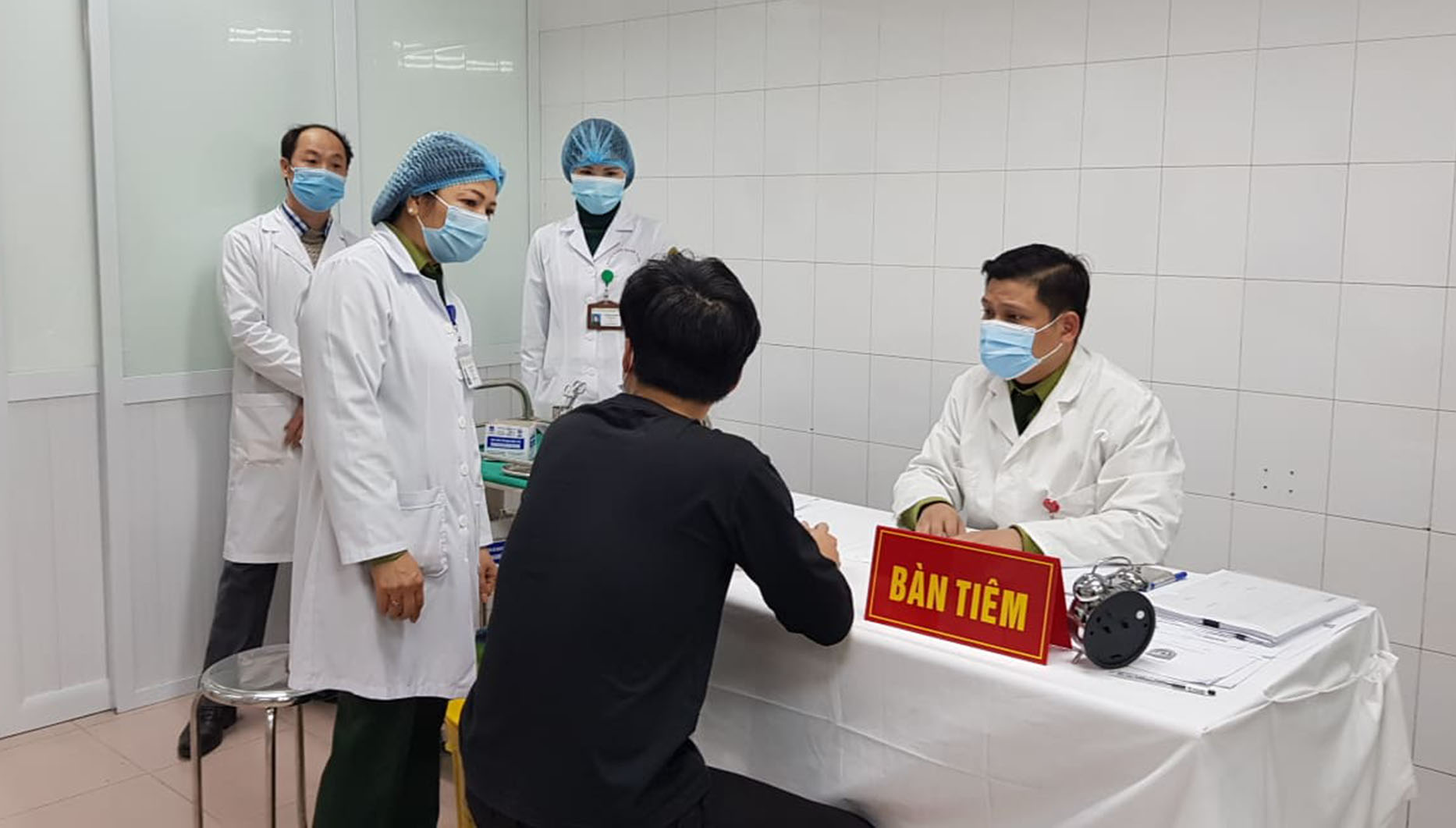 1 trong 3 người tình nguyện đầu tiên chuẩn bị tiêm mũi 2 vaccine NanoCovax liều 25mcg.