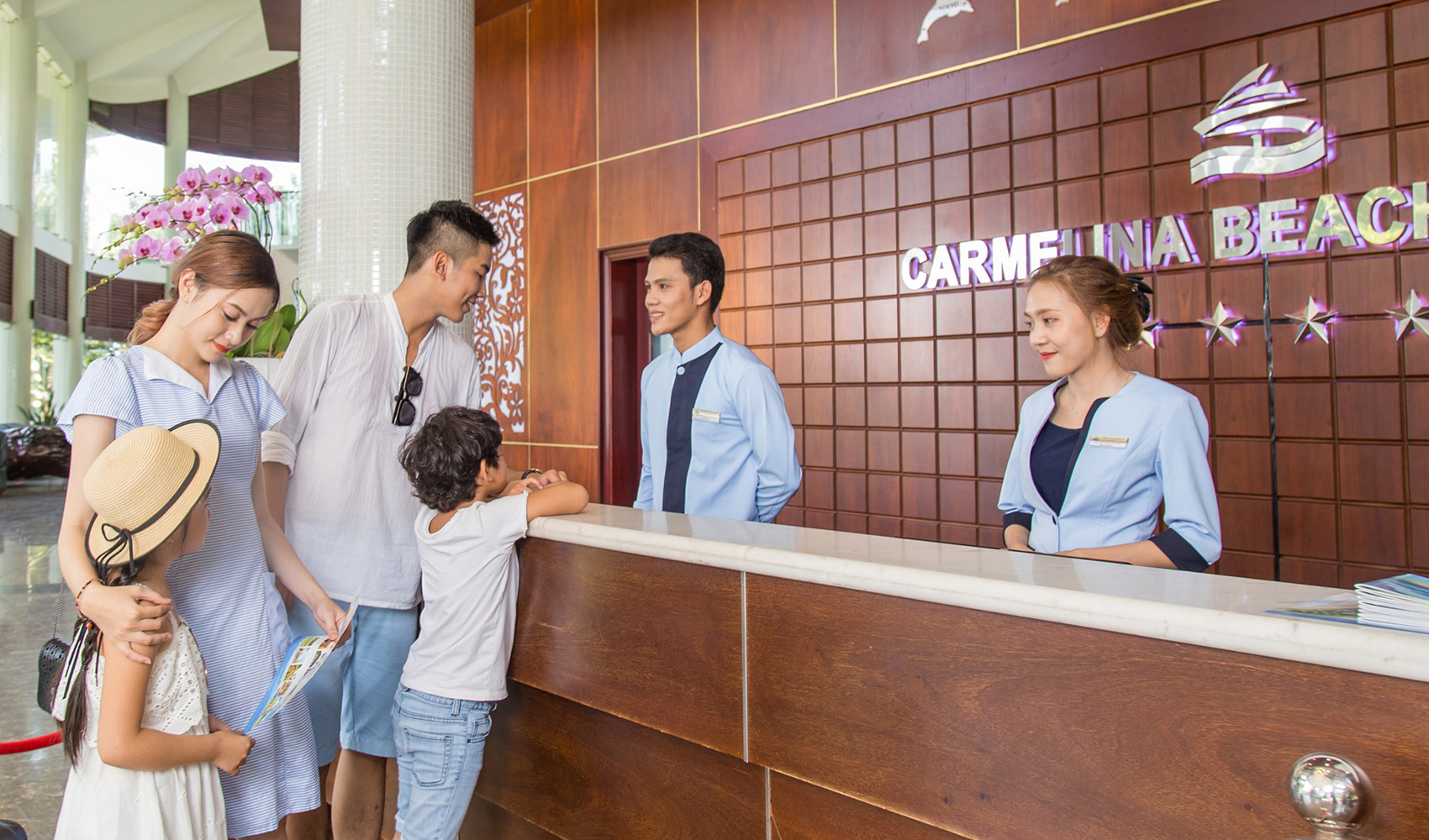 Carmelina Beach Resort (Hồ Tràm, xã Phước Thuận, Xuyên Mộc) cũng thu hút đông khách nghỉ dưỡng.  Trong ảnh: Du khách nhận phòng tại Carmelina Beach Resort. 