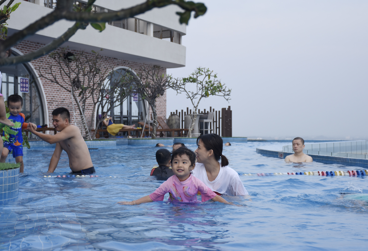 Dịch vụ tại các khách sạn, resort trên cung đường ven biển cao cấp, đầy đủ. Trong ảnh: Du khách tắm hồ bơi tràn tại khách sạn CAO (179, Thuỳ Vân, TP.Vũng Tàu). 