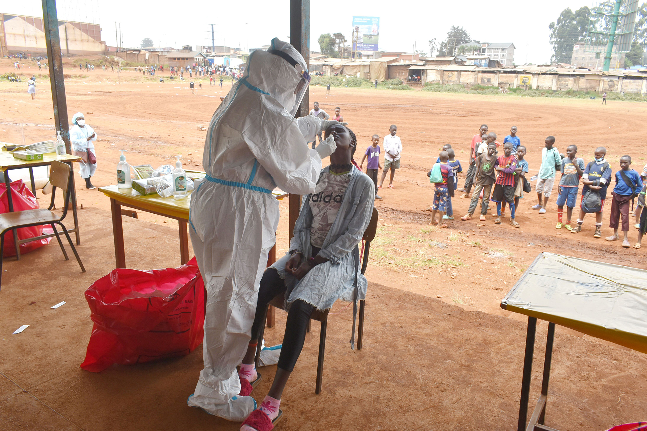 Xét nghiệm cho người dân tại Nairobi, Kenya. 