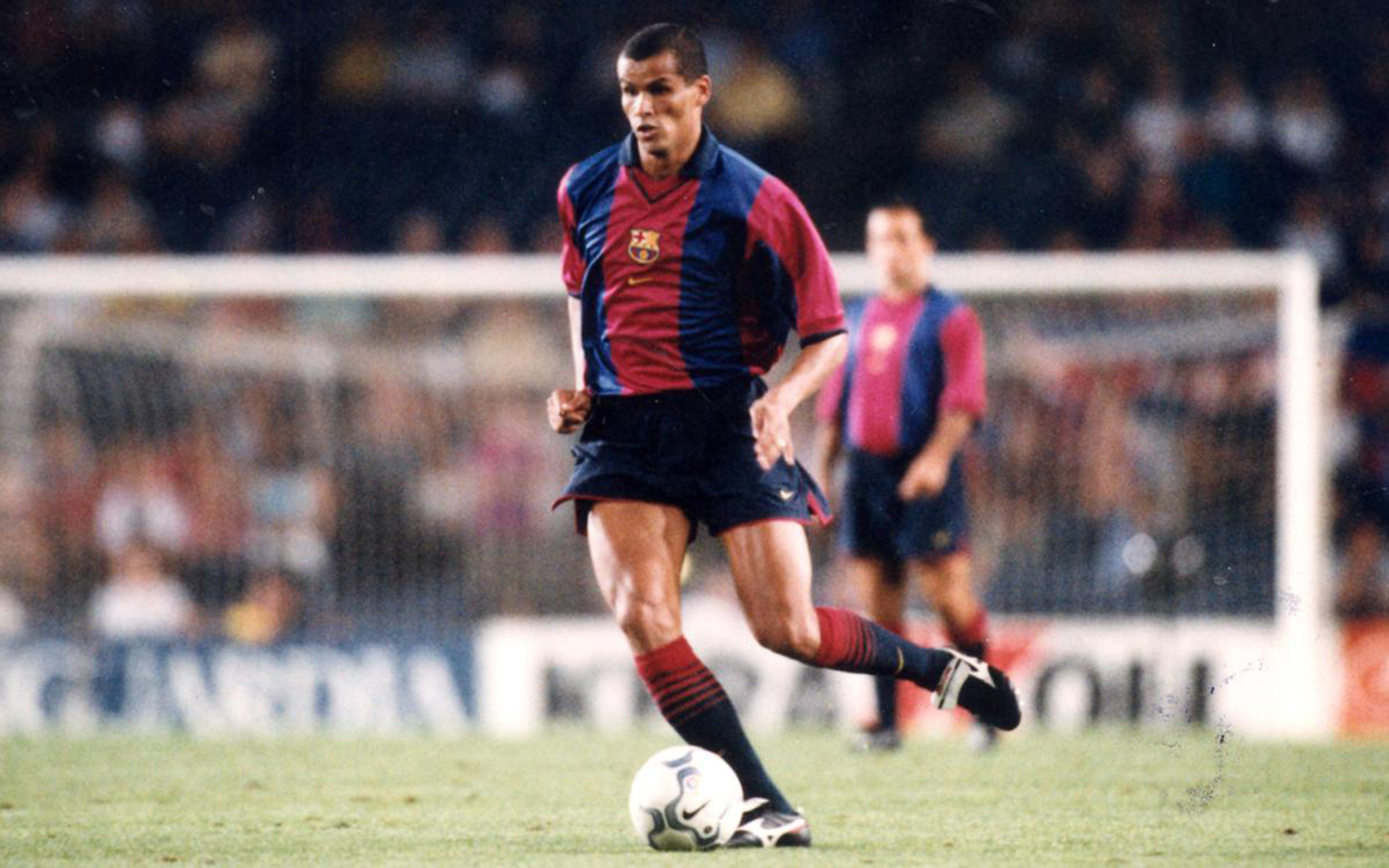 Rivaldo ma thuật từ đôi chân vòng kiềng trong màu áo Barcelona. 