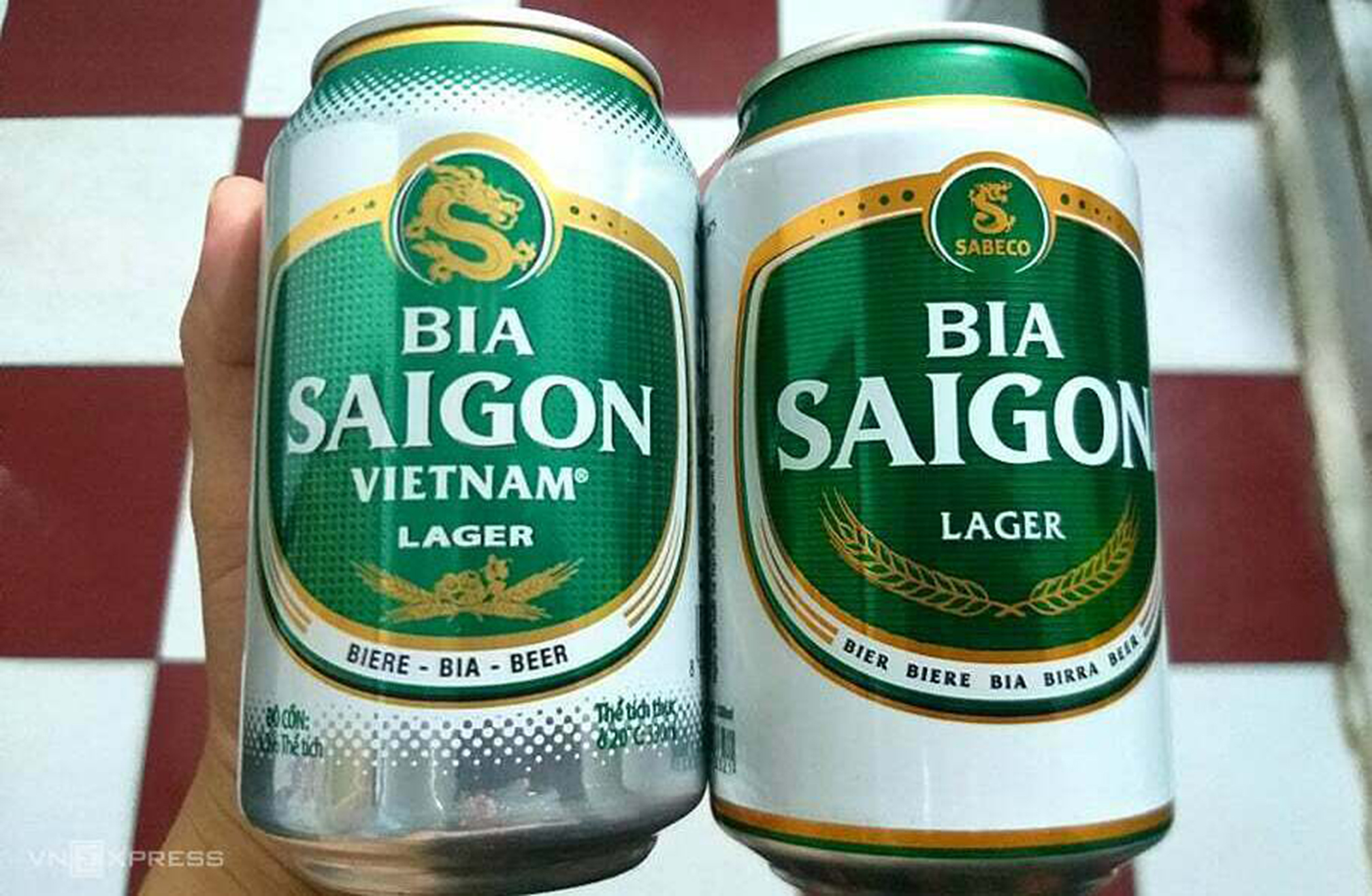 Sản phẩm Bia Saigon Vietnam (bên trái) và Bia Saigon của Sabeco (Ảnh: vnexpress.net)