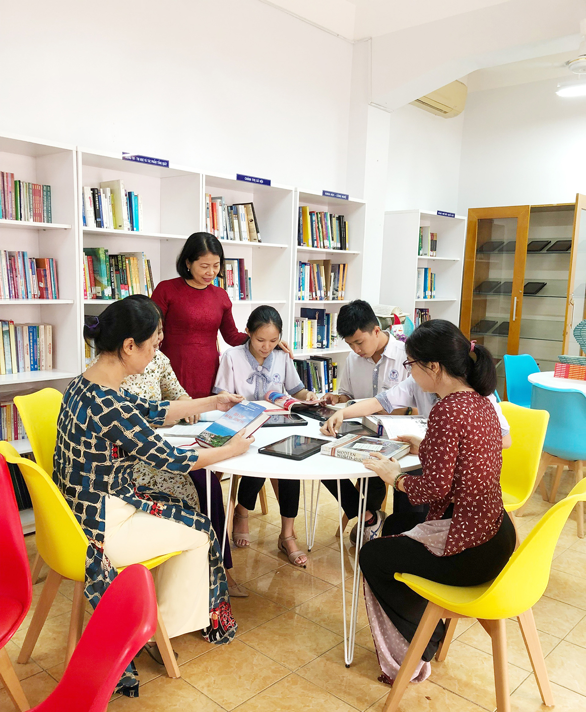 Sự gần gũi bằng tình yêu thương và trách nhiệm của giáo viên sẽ tạo môi trường tốt giúp HS dễ chia sẻ và nhận thức. Trong ảnh: HS Trường THPT Châu Thành (TP. Bà Rịa) học tại thư viện trường.
