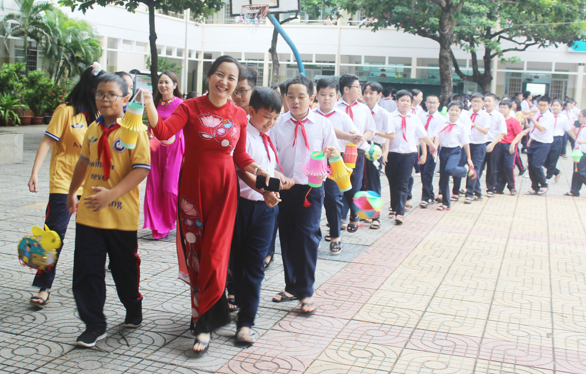 HS cần được tham gia các hoạt động trải nghiệm lý thú, thiết thực. Trong ảnh: GV và HS Trường THCS Nguyễn An Ninh (TP.Vũng Tàu) tham gia lễ hội Tết Trung thu do nhà trường tổ chức.