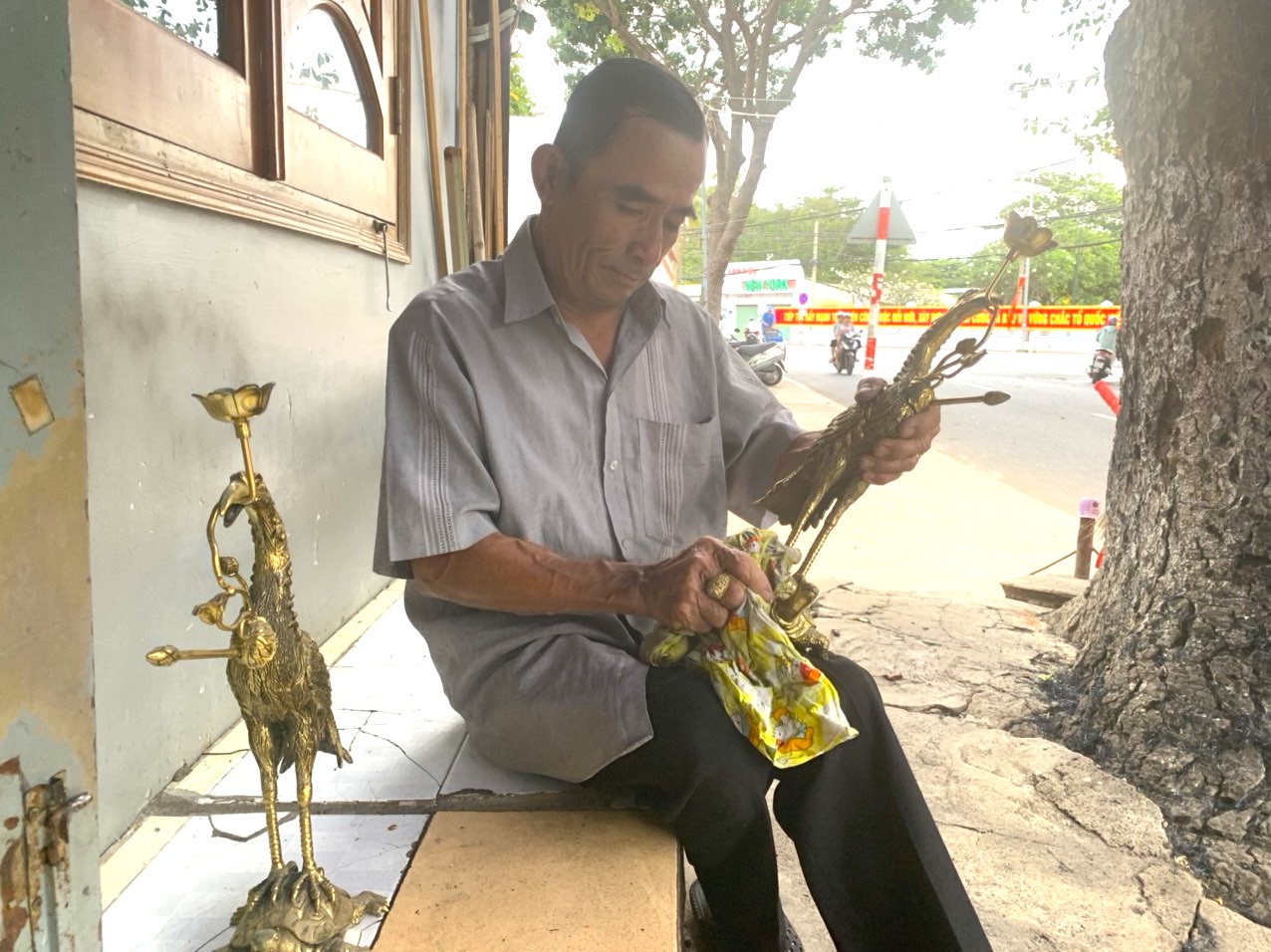 Ông Nguyễn Thành Nam (63, Thống Nhất, phường 3, TP. Vũng Tàu) giới thiệu “độ” khó khi đánh bóng cặp hạc đồng mới nhận từ khách.
