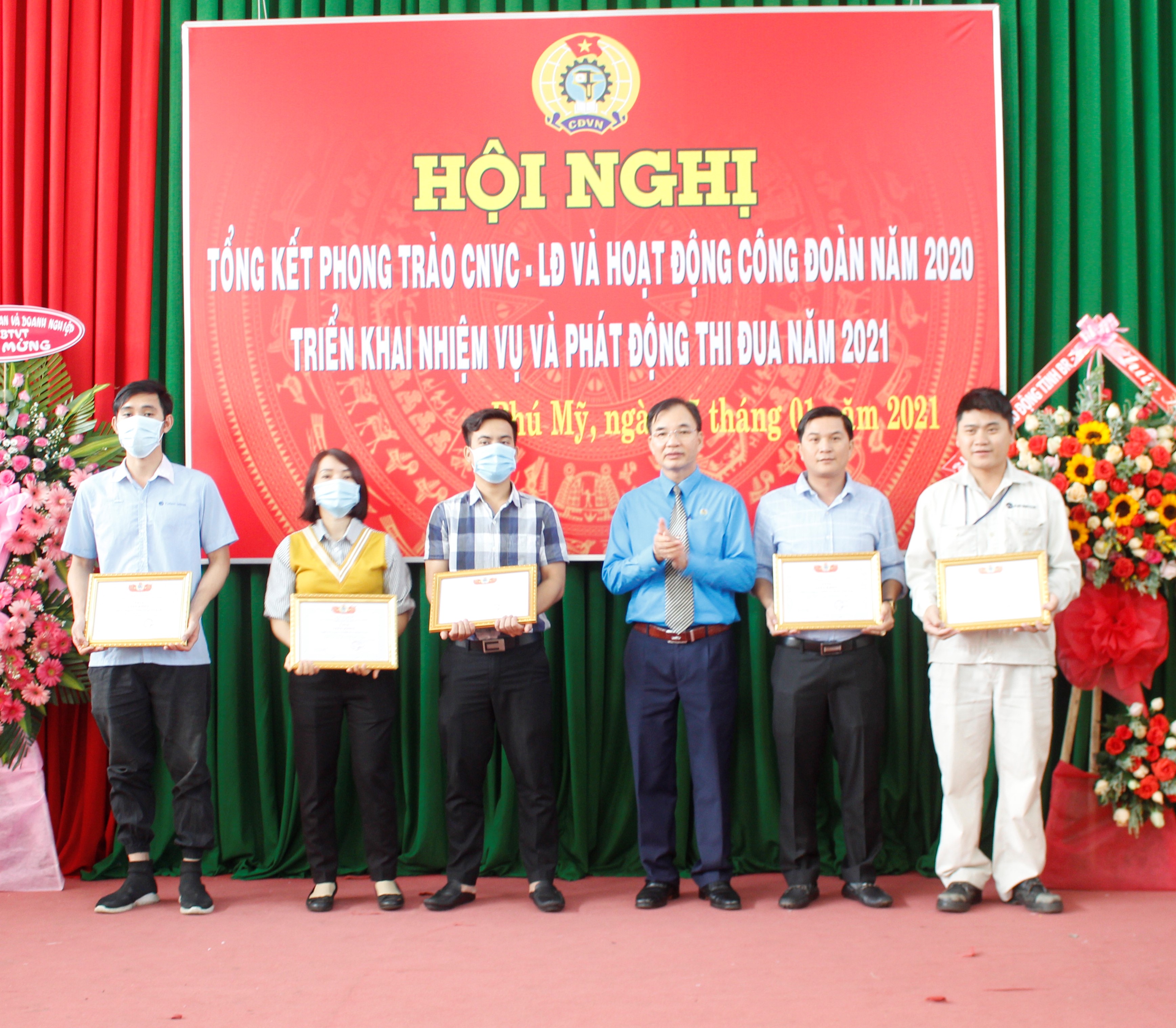 Ông Nguyễn Đức Ý, Chủ tịch CĐ các KCN tỉnh  tặng Giấy khen cho tập thể có thành tích trong các phong trào chuyên đề năm 2020.
