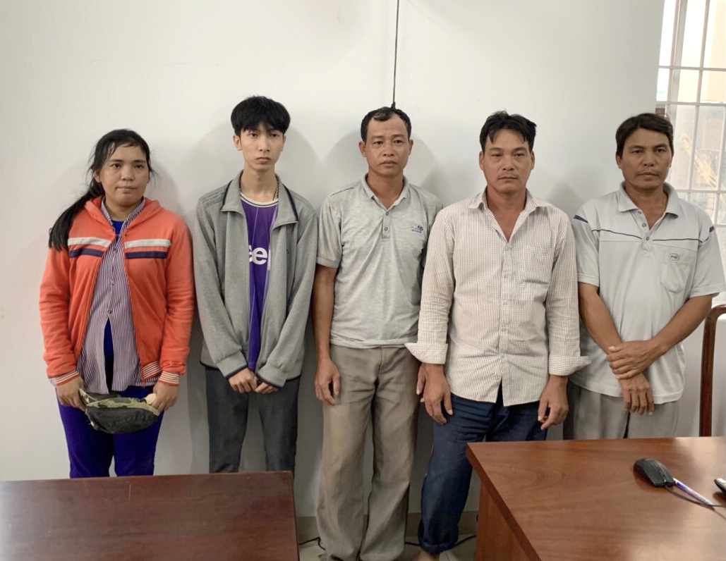 Nhóm đối tượng chống người thi hành công vụ bị Công an TP. Vũng Tàu bắt giữ.