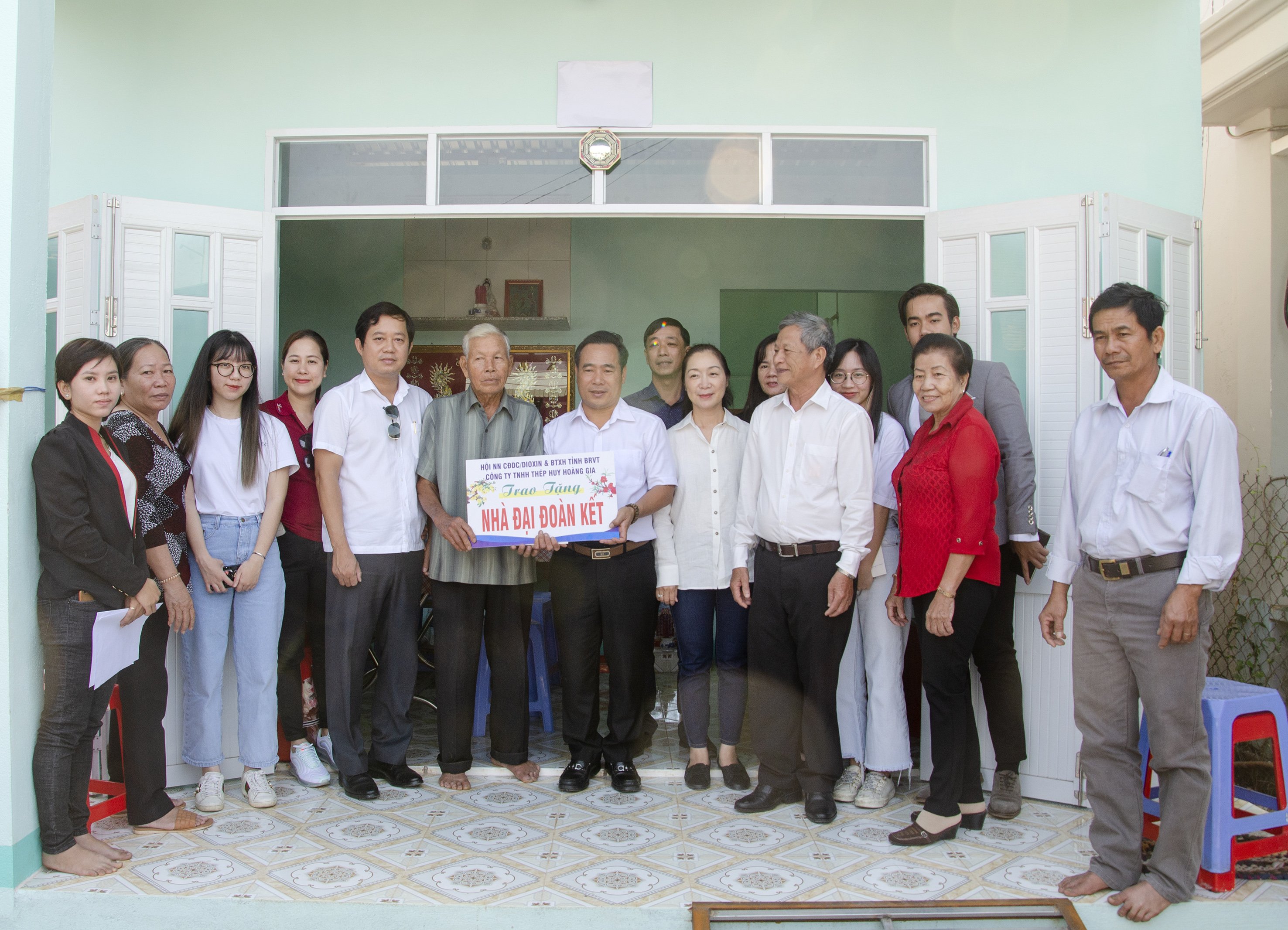 Đại diện Hội NNCĐDC/Dioxin và Bảo trợ xã hội tỉnh cùng chính quyền địa phương và nhà tài trợ trao nhà “Đại đoàn kết” cho gia đình ông Lê Văn Xinh (NNCĐDC, hộ nghèo chuẩn tỉnh, ngụ tại TT. Đất Đỏ, huyện Đất Đỏ).