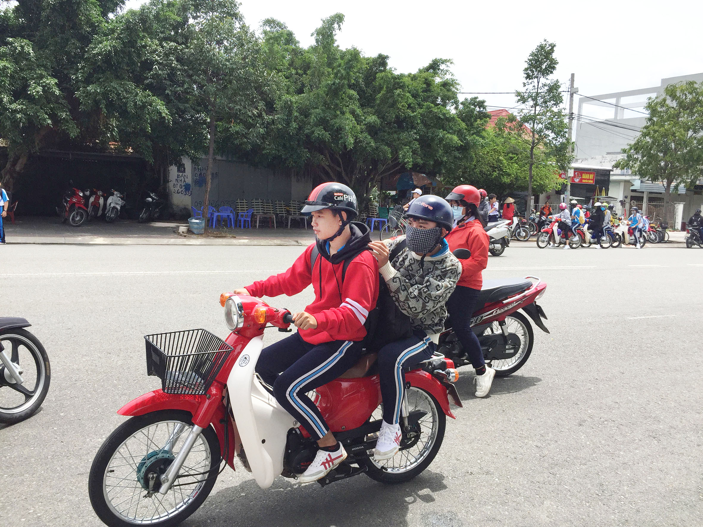 Các phương tiện xe đạp điện, xe phân khối dưới 50cm3 vẫn tiềm ẩn nhiều nguy cơ TNGT (Ảnh minh họa).