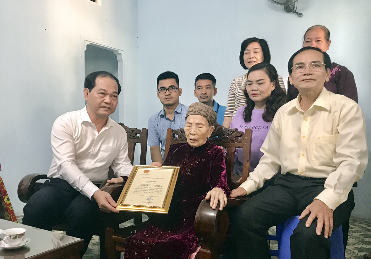 Ông Mai Ngọc Thuận, Ủy viên Ban Thường vụ Tỉnh ủy, Phó chủ tịch HĐND tỉnh đến thăm, chúc thọ và trao quà cụ Lê Thị Dương (số 180/13 Ba Cu, phường 3, TP.Vũng Tàu).
