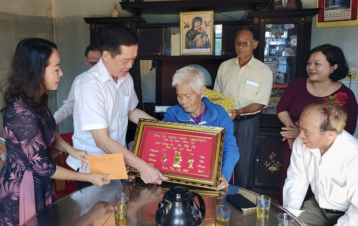 Ông Lưu Tài Đoàn, Ủy viên Ban Thường vụ Tỉnh ủy, Trưởng Ban Tổ chức Tỉnh ủy đến thăm, chúc thọ và trao quà cụ Lê Thị Tư (xã Xuân Sơn, huyện Châu Đức.