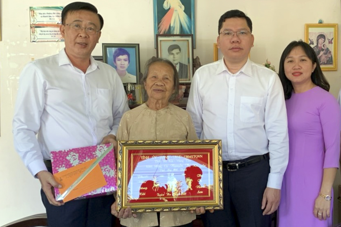 Ông Huỳnh Văn Danh, Ủy viên Ban Thường vụ Tỉnh ủy, Trưởng Ban Dân vận Tỉnh ủy đến thăm, chúc thọ và trao quà cụ Trần Thị Khuyến (thôn Trung Sơn, xã Suối Nghệ, huyện Châu Đức)