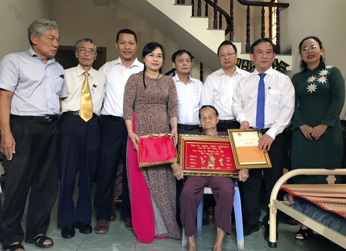 Ông Trần Tuấn Lĩnh, Ủy viên Ban Thường vụ Tỉnh ủy, Trưởng Ban Nội chính Tỉnh ủy đến thăm, chúc thọ và trao quà cụ Dương A Múi (1/17, Trần Bình Trọng, TP.Vũng Tàu).