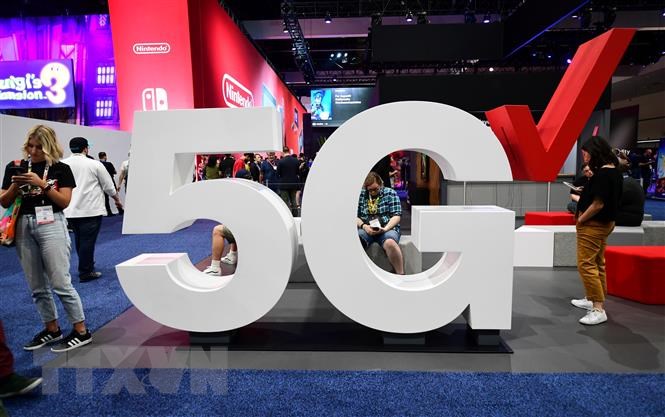 Biểu tượng mạng 5G tại một triển lãm ở Los Angeles, Mỹ.
