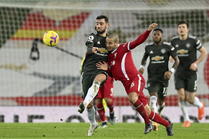 Liverpool và M.U cầm chân nhau giúp Man City hưởng lợi.