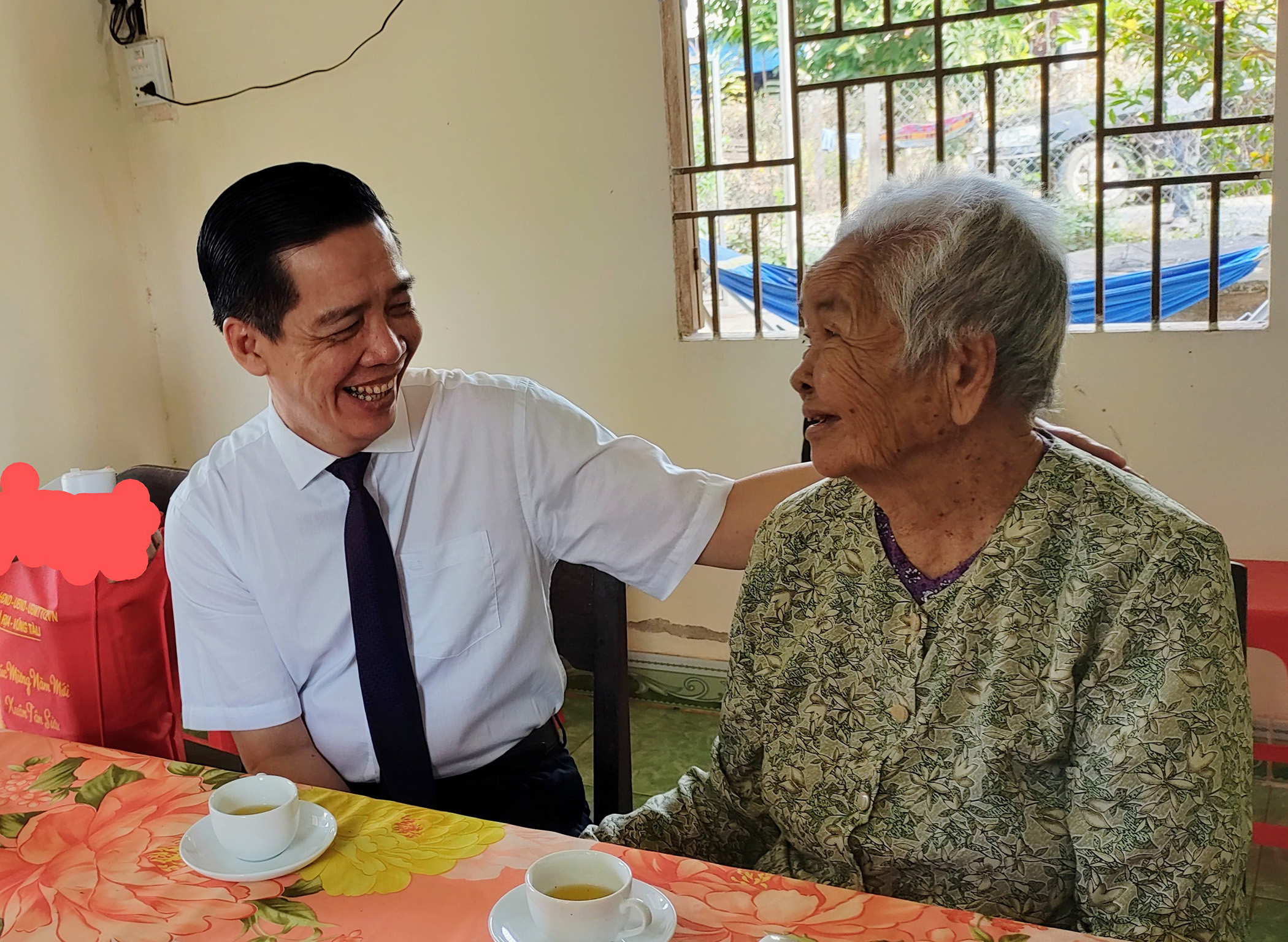 Ông Lưu Tài Đoàn, Ủy viên Ban Thường vụ Tỉnh ủy, Trưởng Ban Tổ chức Tỉnh ủy thăm, chúc Tết, tặng quà gia đình Mẹ VNAH Trần Thị Hiên ở xã Tân Lâm, huyện Xuyên Mộc. 