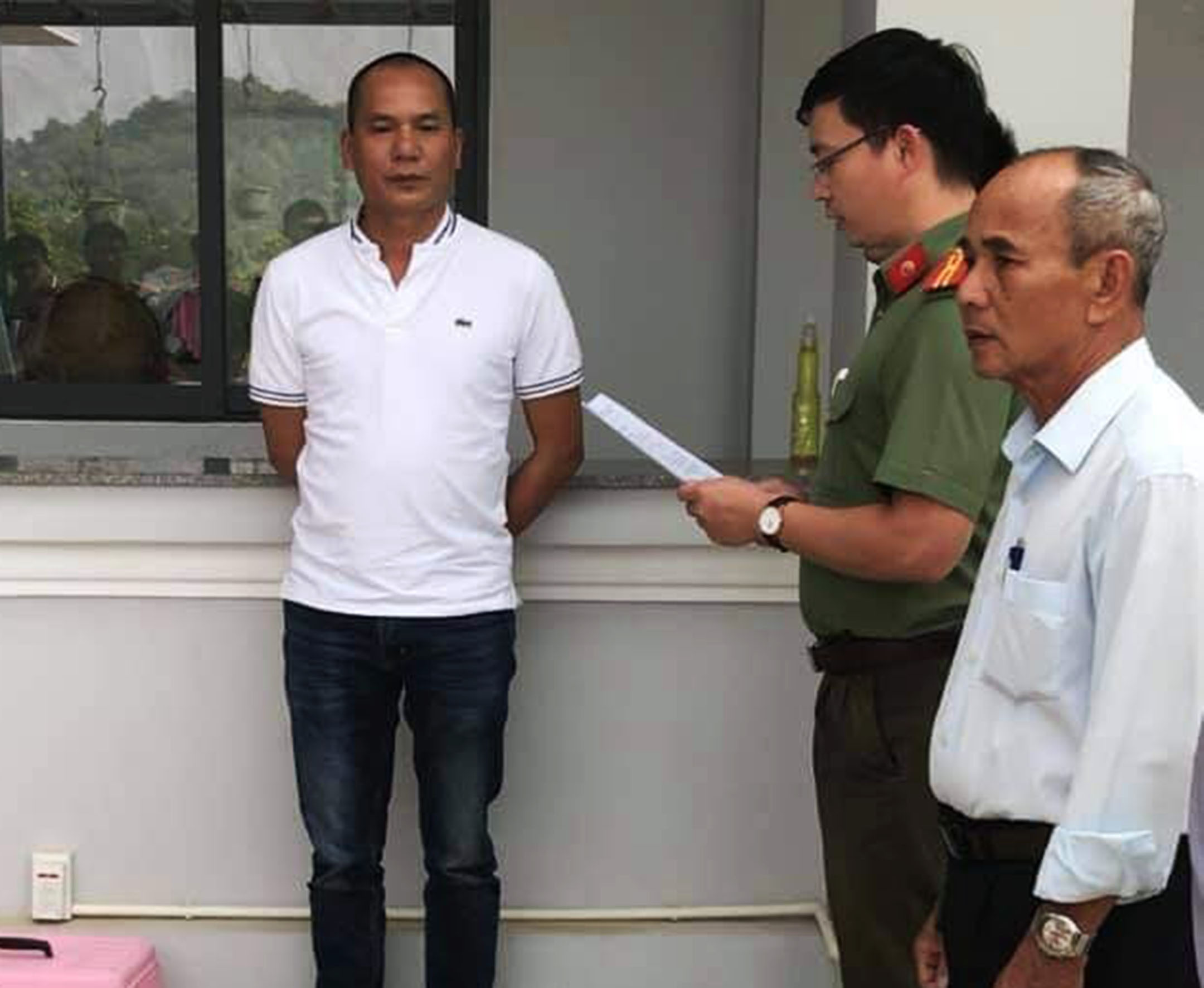 Cơ quan công an đọc lệnh bắt Phạm Đức Thịnh.
