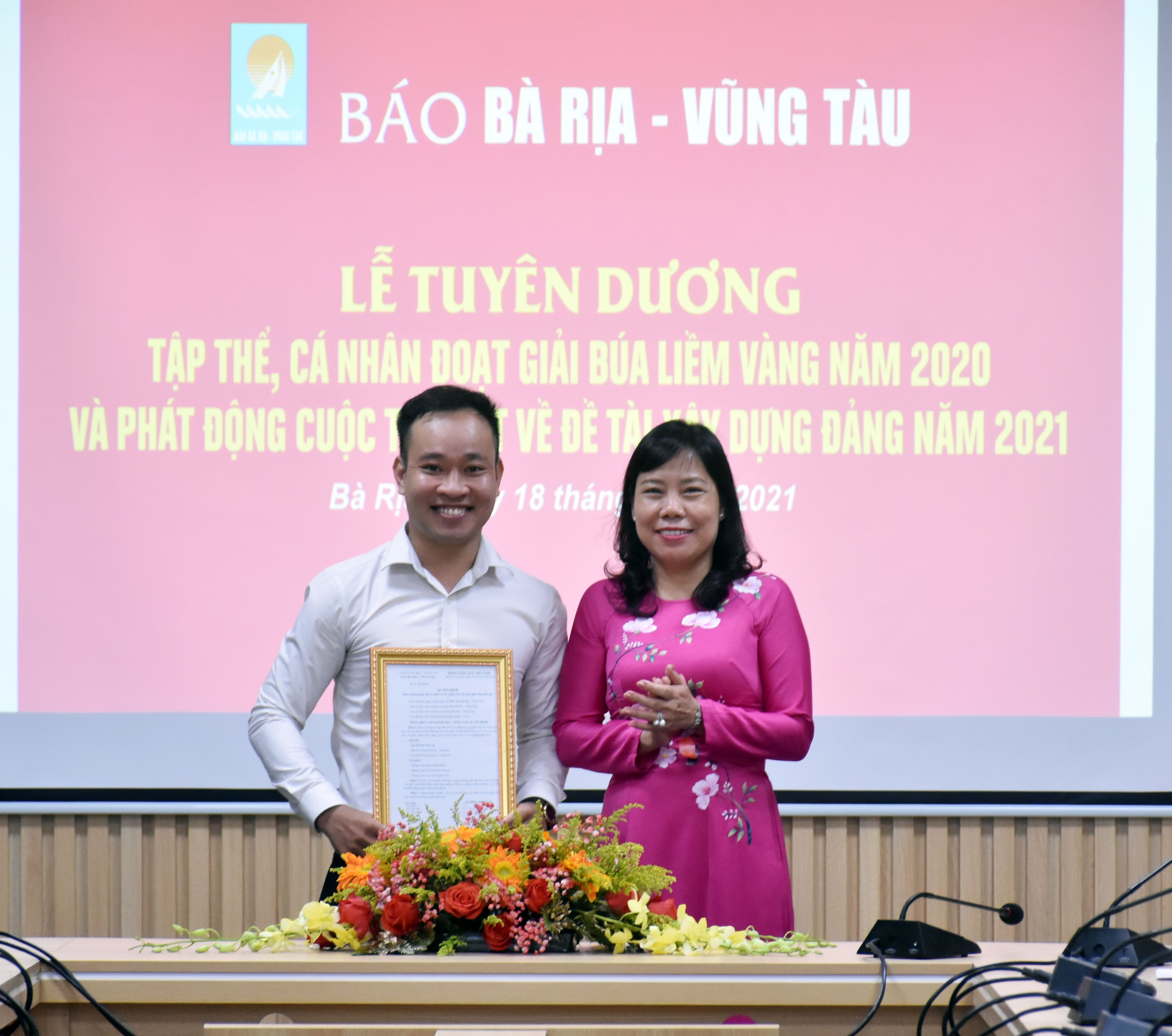 Bà Đỗ Nguyễn Hoàng Dung, Quyền Tổng Biên tập Báo Bà Rịa-Vũng Tàu tặng Giấy khen cho phóng viên Đoàn Minh Nhân, tác giả đoạt giải Khuyến Khích giải Búa liềm vàng năm 2020. 