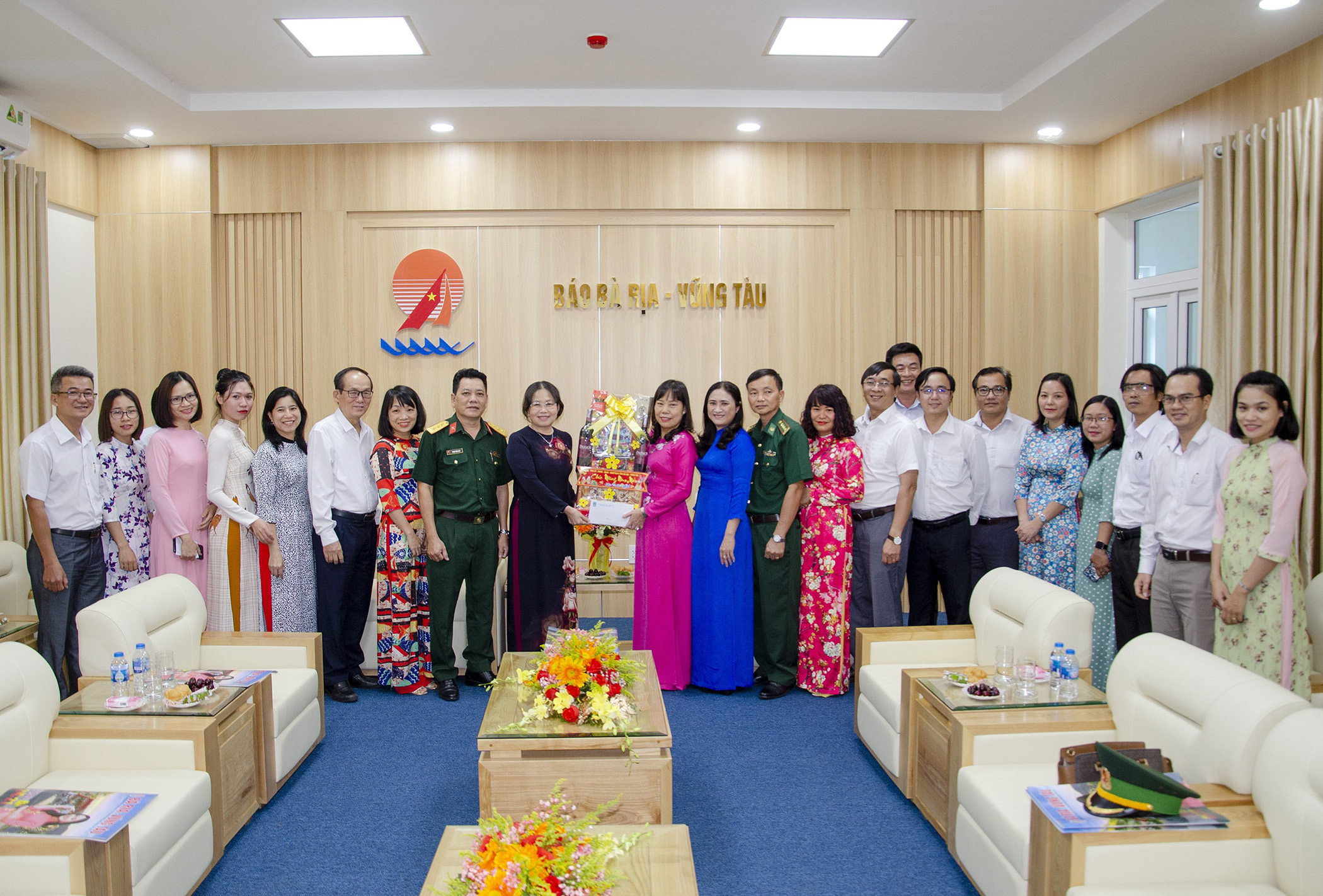 Bà Nguyễn Thị Yến, Phó Bí thư Thường trực Tỉnh ủy, Trưởng Đoàn ĐBQH tỉnh thăm, chúc Tết và tặng quà Báo Bà Rịa-Vũng Tàu.