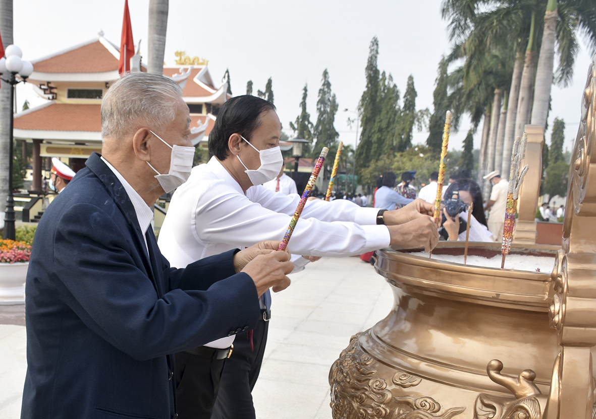 Ông Nguyễn Văn Thọ (thứ 2 từ trái qua), Phó Bí thư Tỉnh ủy, Chủ tịch UBND tỉnh dâng hương tại Đài tưởng niệm các Anh hùng liệt sĩ.