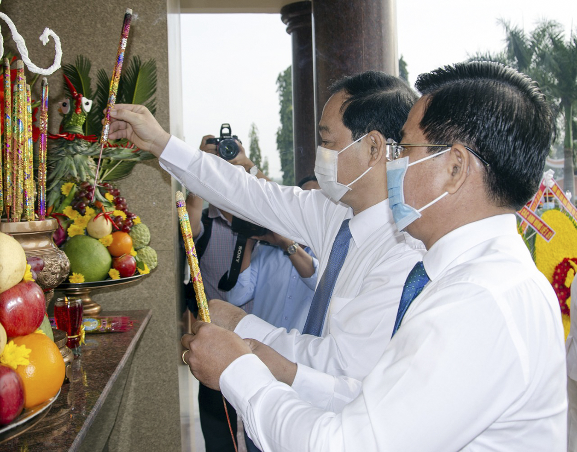 Các đại biểu dâng hương tại Đài tưởng niệm các Anh hùng liệt sĩ.