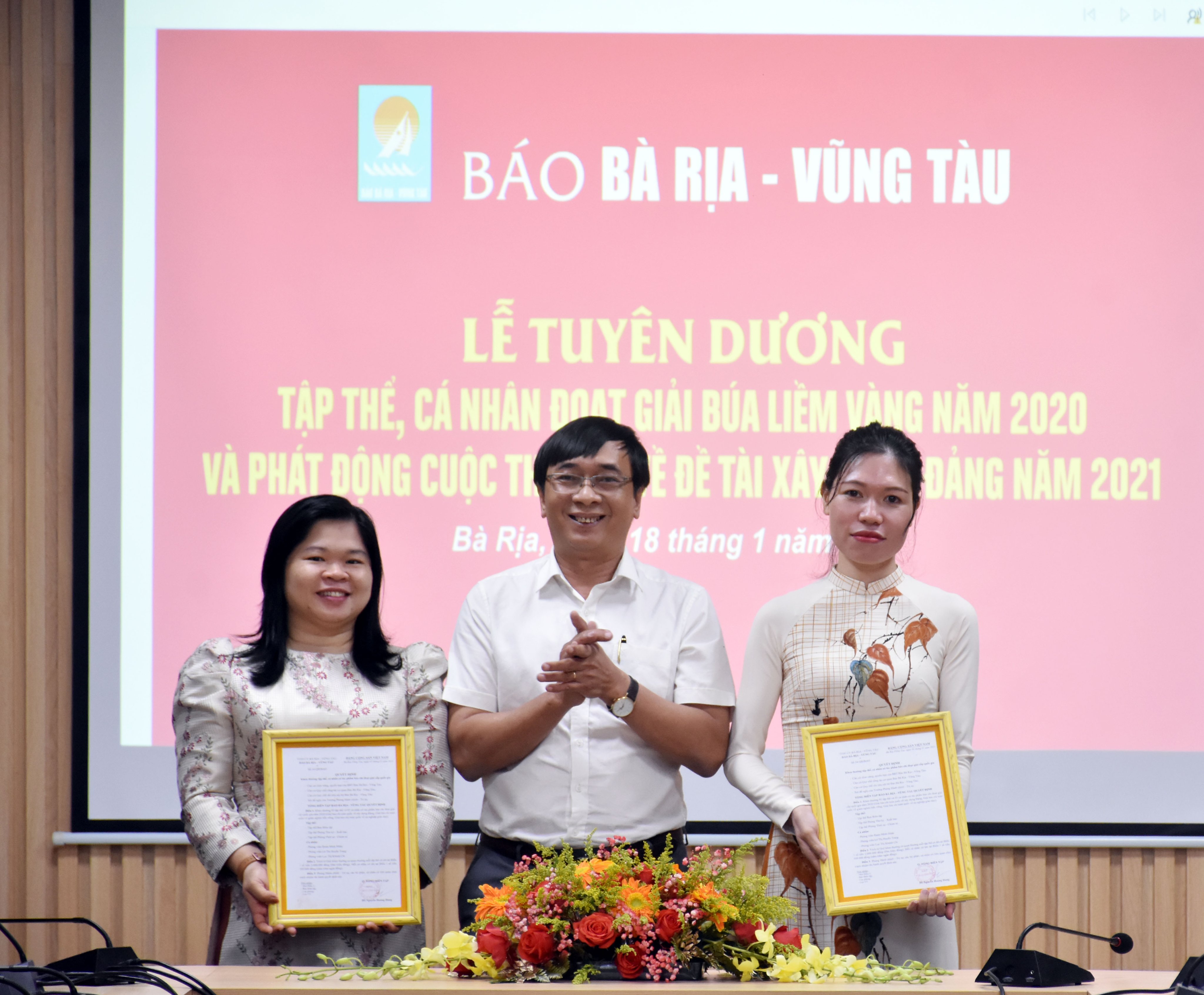 Ông Trương Đức Nghĩa, Phó Tổng Biên tập Báo BR-VT tặng giấy khen cho các PV đạt giải báo chí cấp quốc gia năm 2020.