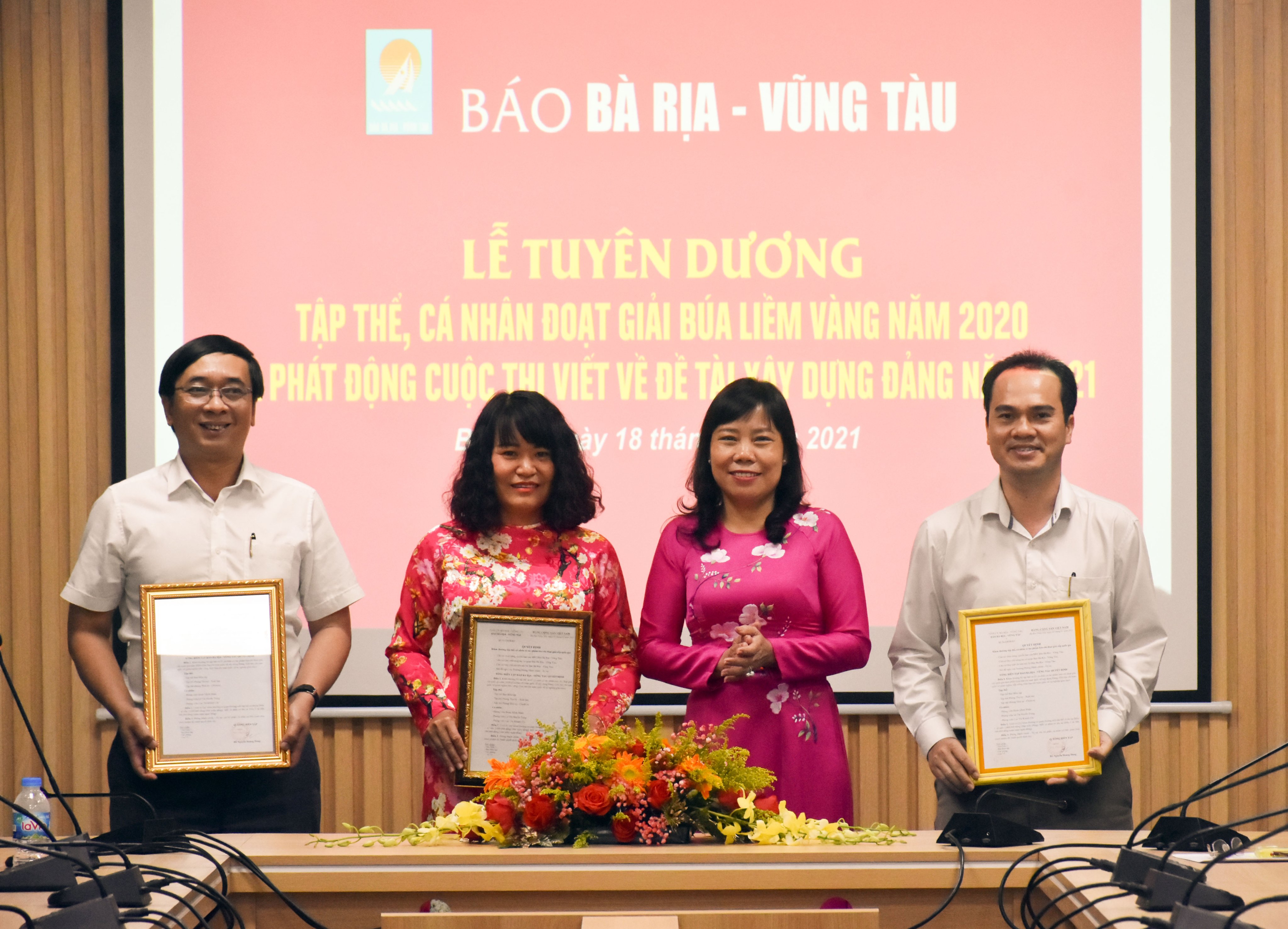 Bà Đỗ Nguyễn Hoàng Dung, Quyền Tổng Biên tập Báo BR-VT tặng Giấy khen cho các tập thể có thành tích xuất sắc trong thực hiện các tác phẩm đạt giải Búa liềm vàng năm 2020.