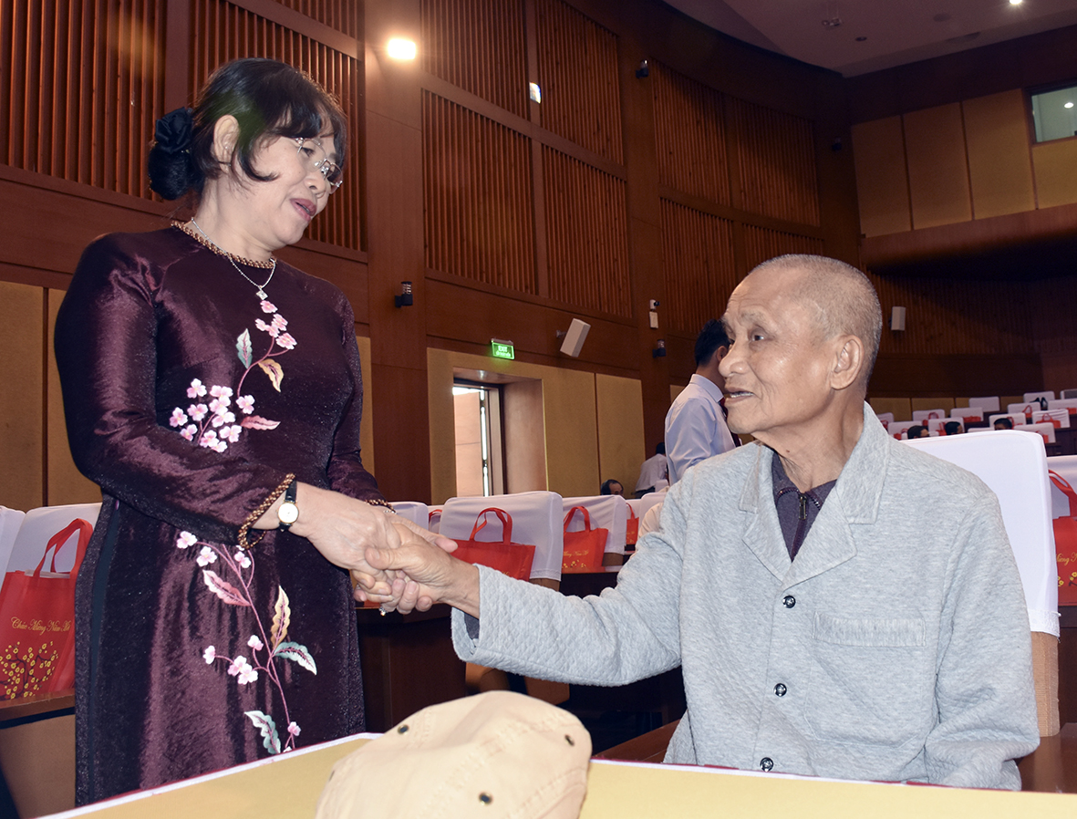 Bà Nguyễn Thị Yến, Phó Bí thư Thường trực Tỉnh ủy, Trưởng Đoàn ĐBQH tỉnh thăm hỏi, chúc sức khỏe các đại biểu tại buổi Họp mặt.