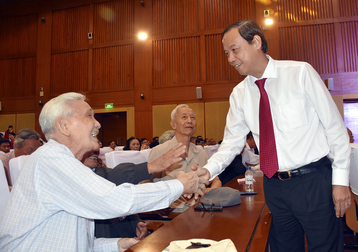 Ông Nguyễn Văn Thọ, Phó Bí thư Tỉnh ủy, Chủ tịch UBND tỉnh thăm hỏi, chúc sức khỏe các đại biểu tại buổi Họp mặt.