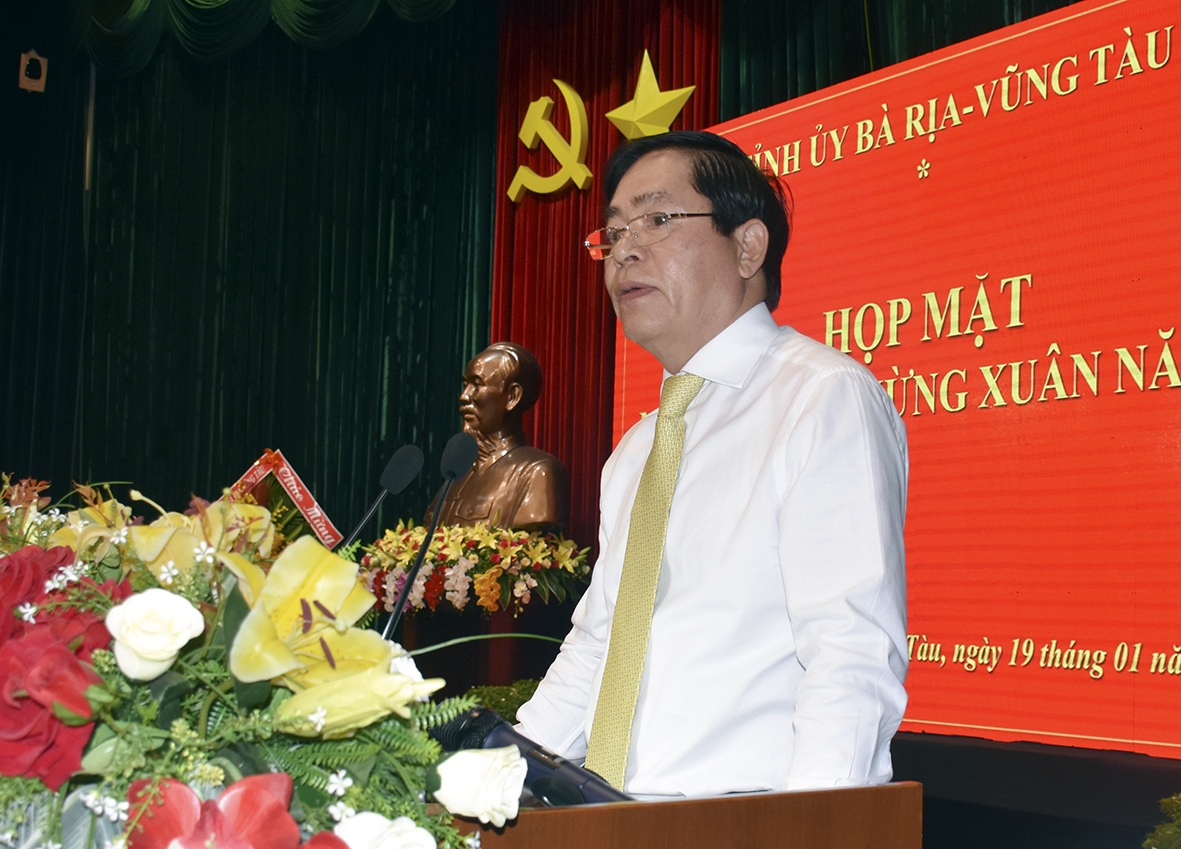 Ông Phạm Viết Thanh, Ủy viên Trung ương Đảng, Bí thư Tỉnh ủy phát biểu ôn truyền thống 91 năm Ngày thành lập Đảng Cộng sản Việt Nam tại buổi Họp mặt.