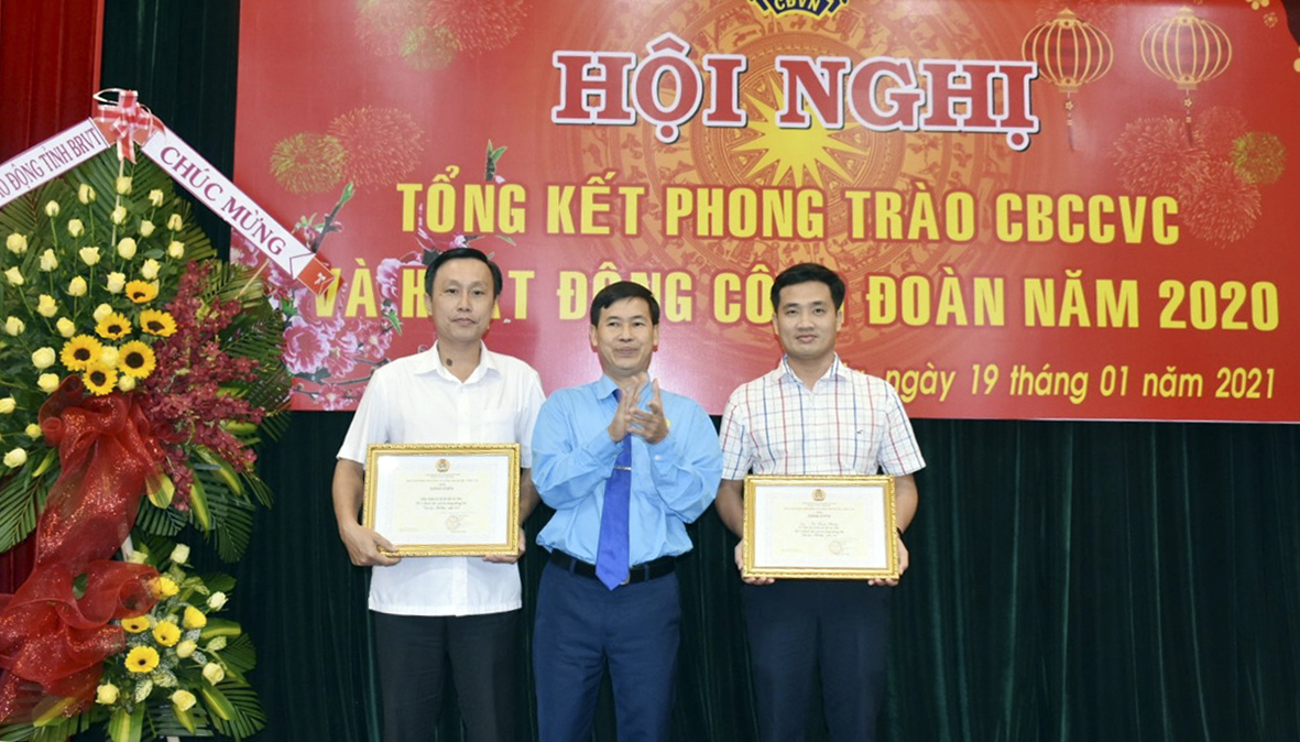 Ông Nguyễn Việt Dũng, Chủ tịch CĐVC tỉnh trao Bằng khen chuyên đề của LĐLĐ tỉnh cho các cá nhân và tập thể.