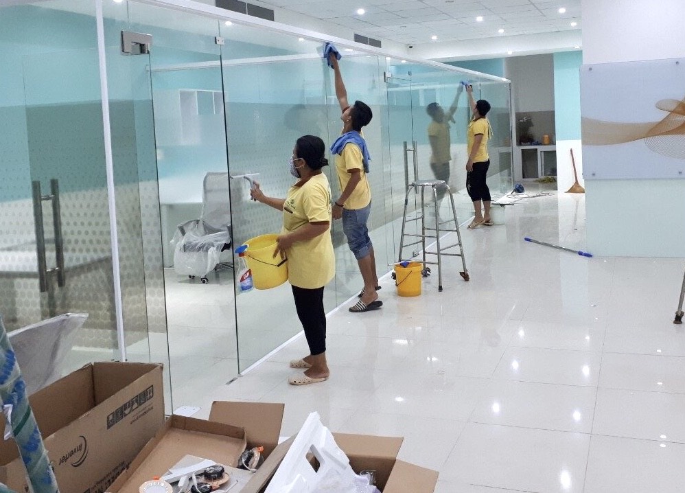 Nhân viên Công ty TNHH TMDV Sạch và Xanh vệ sinh văn phòng cho DN.
