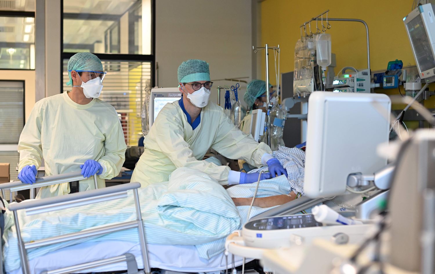 Điều trị cho bệnh nhân COVID-19 tại bệnh viện ở Aachen (miền Tây Đức). 