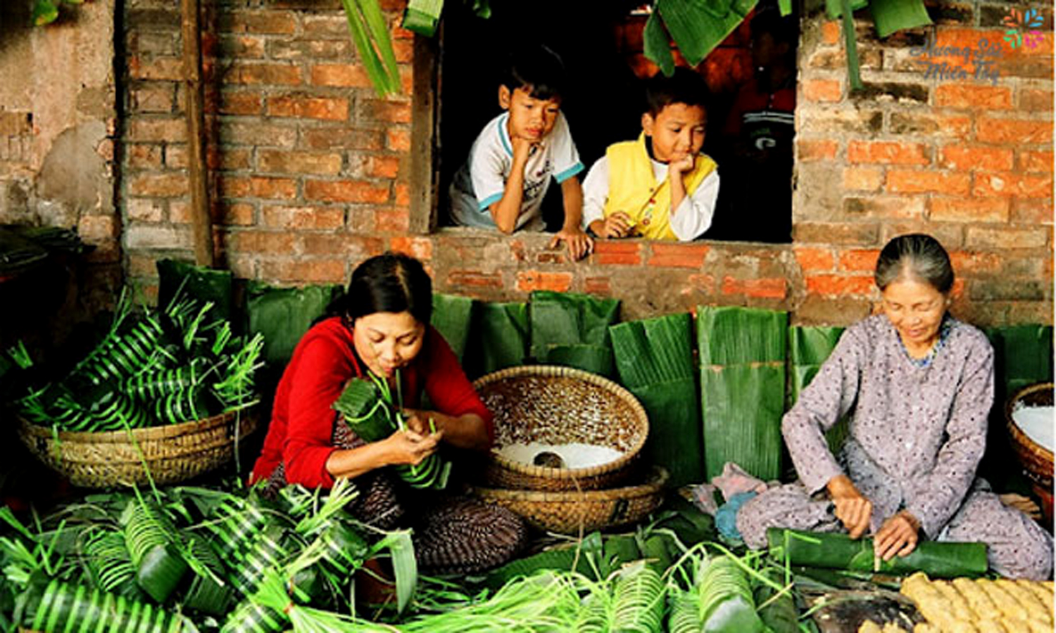 Gói bánh tét ở miền Tây.