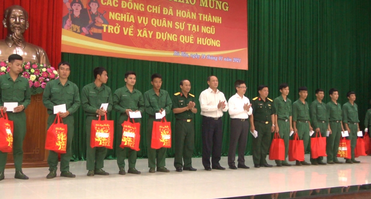 Ông Đặng Minh Thông, Ủy viên Ban Thường vụ Tỉnh ủy, Bí thư Thành ủy Bà Rịa và ông Trần Vinh Quang, Chủ tịch UBND TP. Bà Rịa tặng quà cho quân nhân xuất ngũ.