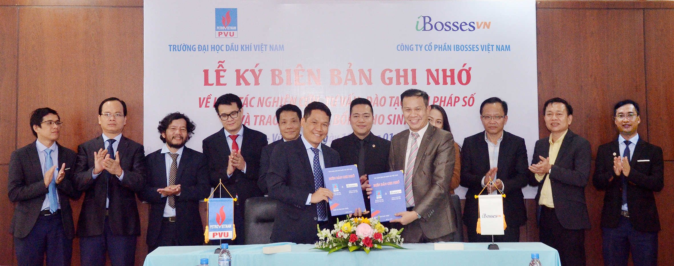 Đại diện iBosses Việt Nam và PVU trao biên bản ghi nhớ.